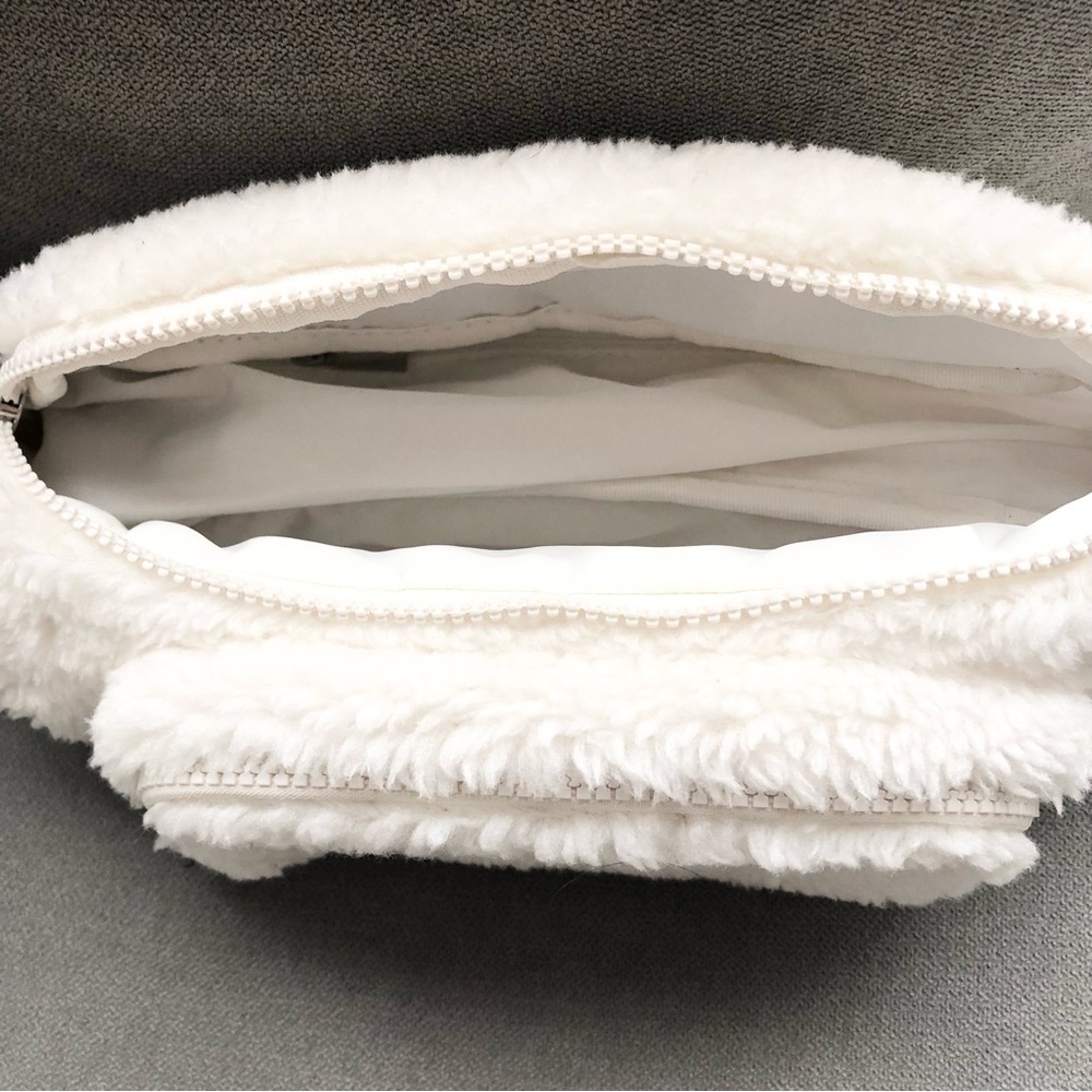 Alo Yoga Sherpa Explorer Fanny Pack Ivory - Picture 9 of 12